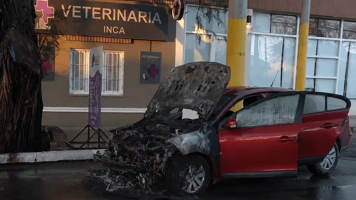 Incendio de vehículo en Capital: Falla mecánica y pronta intervención evitan una tragedia