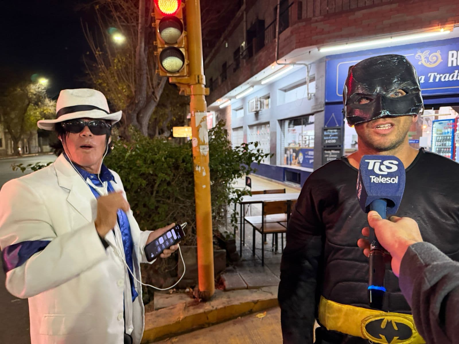 "Batman" y "Michael Jackson" se cruzaron en Libertador y España y pararon la tarde sanjuanina