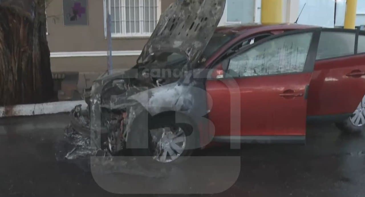 Incendio de un Renault Fluence en la Ciudad de Capital; los ocupantes resultan ilesos